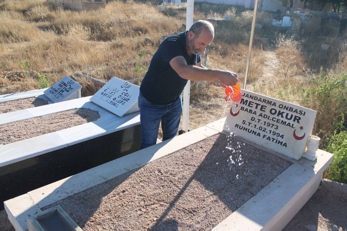 Bayburt'ta şehit kardeşinin mezarına 28 yıldır gözü gibi bakıyor