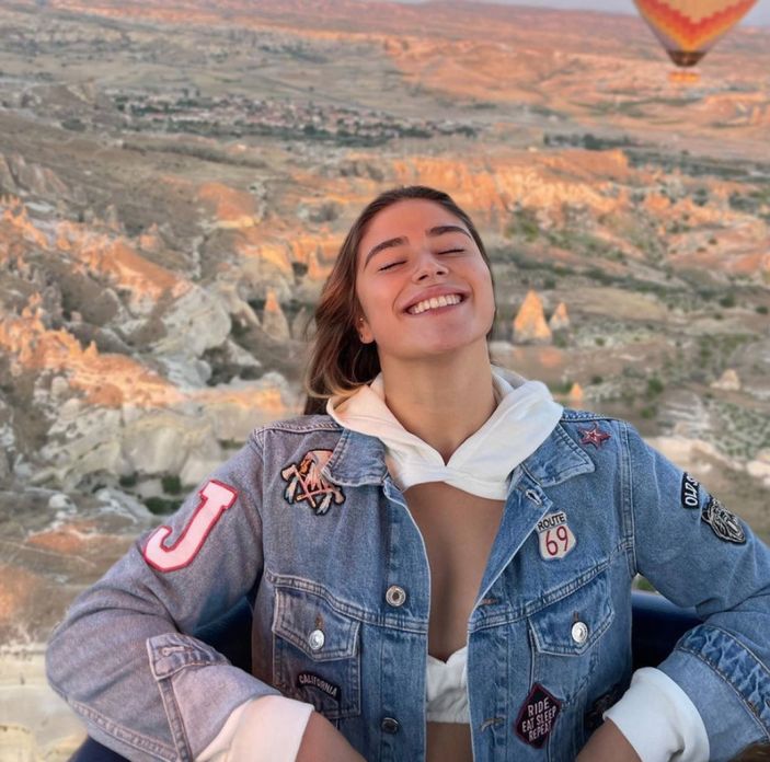 Survivor Ayşe Yüksel'in mini etekli pozları nefesleri kesti! 'Bu fizik gerçek mi'