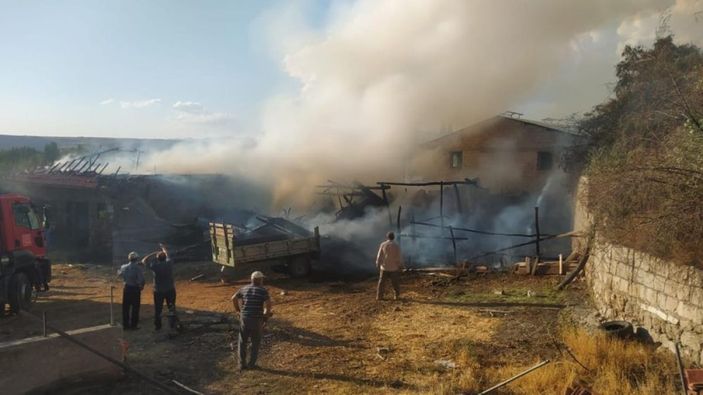 iha Sivas'ta ahır ve samanlık alevlere teslim oldu