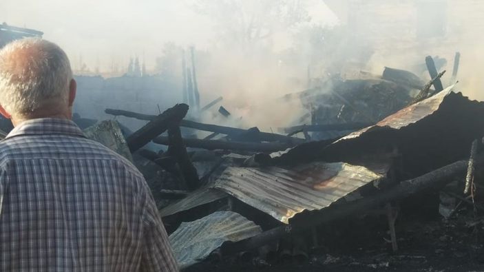 iha Sivas'ta ahır ve samanlık alevlere teslim oldu