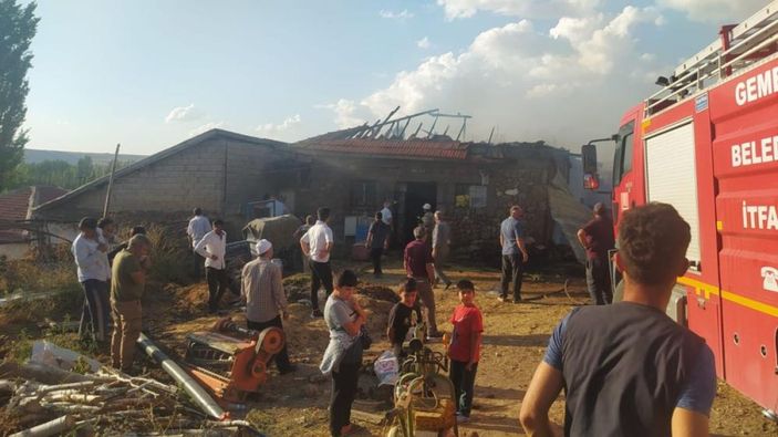 iha Sivas'ta ahır ve samanlık alevlere teslim oldu
