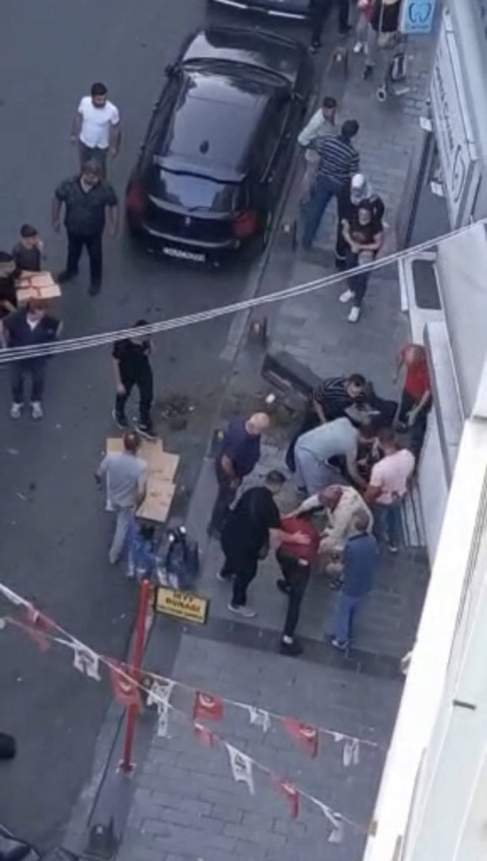 İstanbul'da yaşlı adamı döven şahsa meydan dayağı