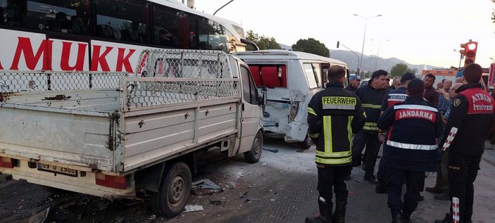 Aydın'da kamyonet servis minibüsüne çarptı: 1 ölü