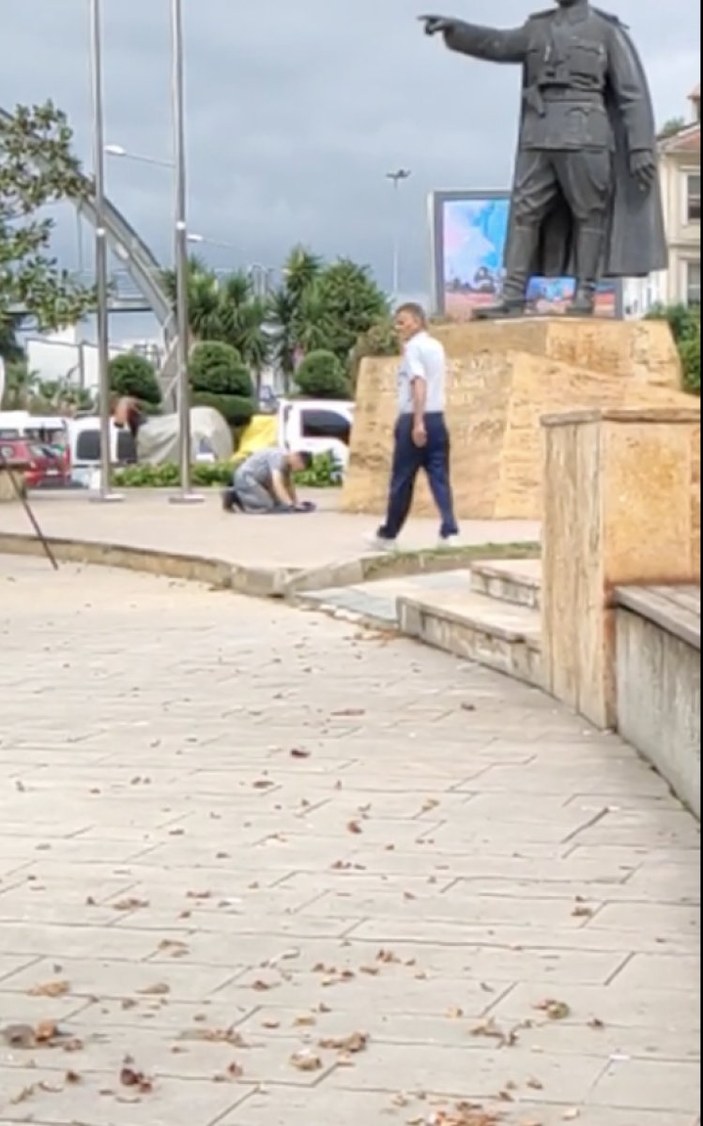 Giresun'da Atatürk heykeline karşı namaz kılan adam