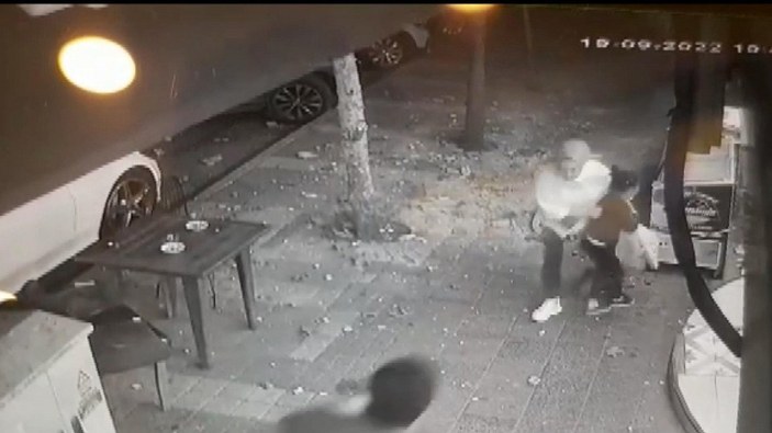 Zeytinburnu’nda beton parçaları kaldırımda yürüyenlerin üzerine düştü