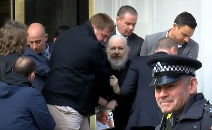 İsveç'te WikiLeaks'in kurucusu Assange'ın ABD'ye iade edilmemesi için protesto düzenlendi