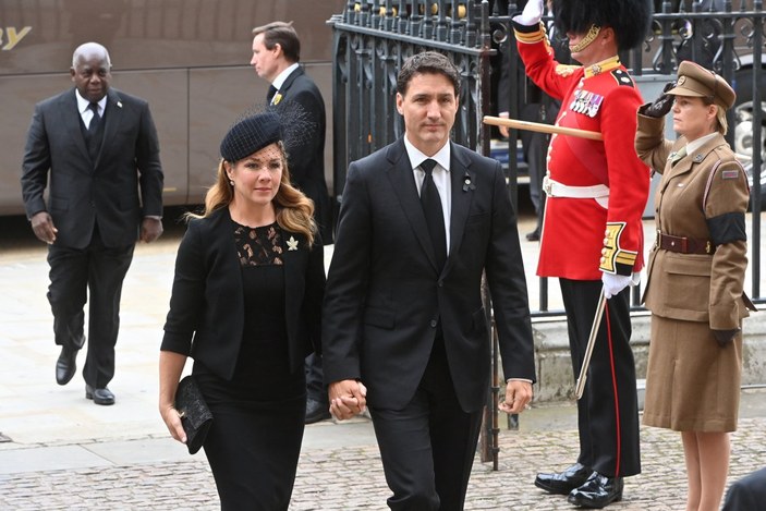 Justin Trudeau: İngiltere monarşisiyle bağlarımızı koparmayacağız