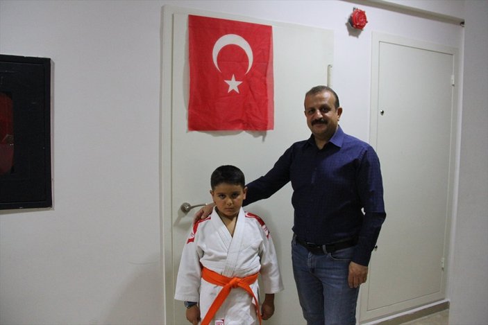 Kayseri'de 8 yaşındaki çocuktan Türk bayrağına saygı