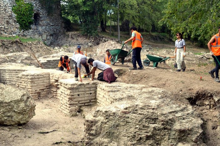 Avcılar'daki Bathonea Antik Kenti'nde çıngıraklı ve bilezikli çocuk mezarı bulundu