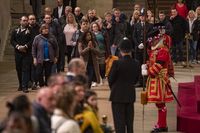 Kraliçe II. Elizabeth'in naaşını 250 bin kişi ziyaret etti