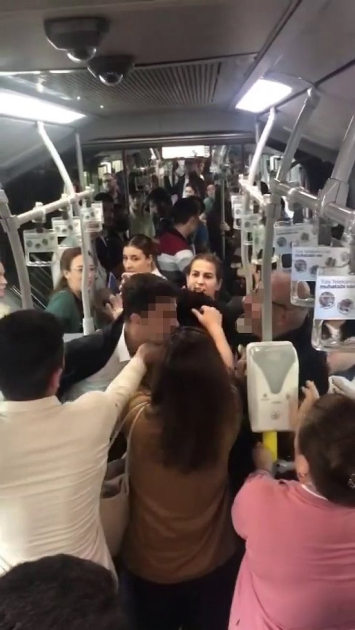 İstanbul'daki metrobüste boş koltuk kavgası