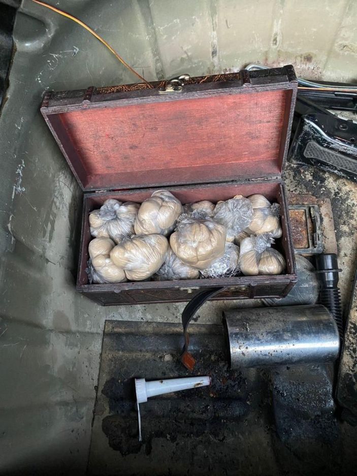 Eyüpsultan’da, bagajdan 1 kilogram uyuşturucu çıktı