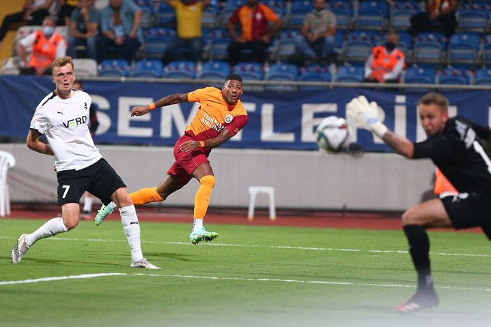 Galatasaray'da Van Aanholt'a yol göründü