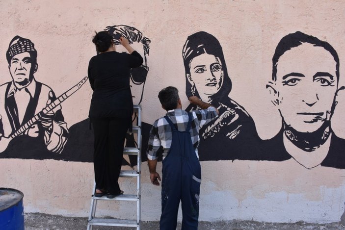 Cizre'de 11 yıllık temizlik işçisi, duvarları resimlerle süsledi