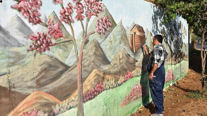 Cizre'de 11 yıllık temizlik işçisi, duvarları resimlerle süsledi