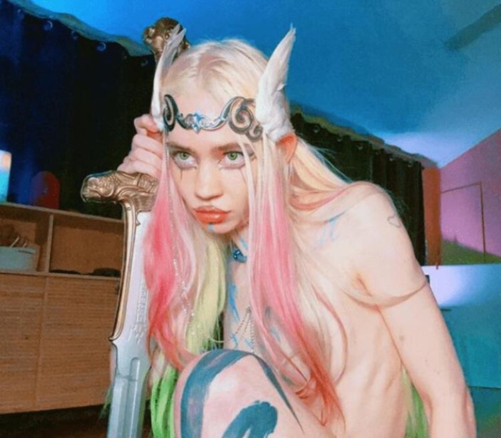 Grimes, elf kulağı yaptırdı