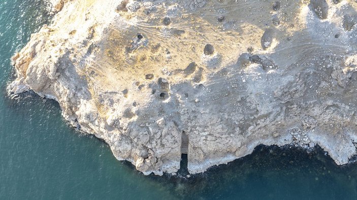 Van Gölü'ndeki çekilmeyle kayaya oyulmuş kültürel Urartu limanı bulundu