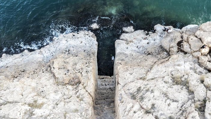 Van Gölü'ndeki çekilmeyle kayaya oyulmuş kültürel Urartu limanı bulundu