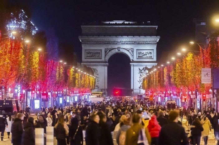 Fransa'da tasarruf: Şanzelize'de Noel ışıkları erken kapanacak