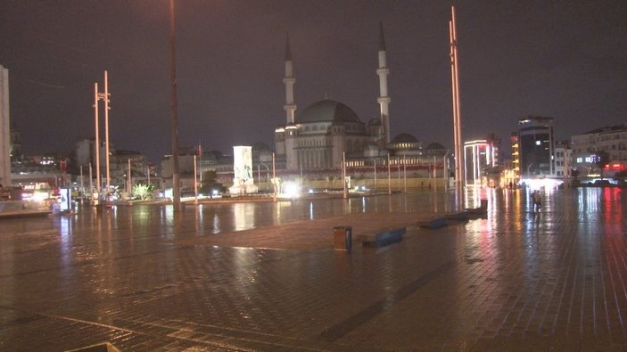 İstanbul, güne sağanak yağış ile başladı
