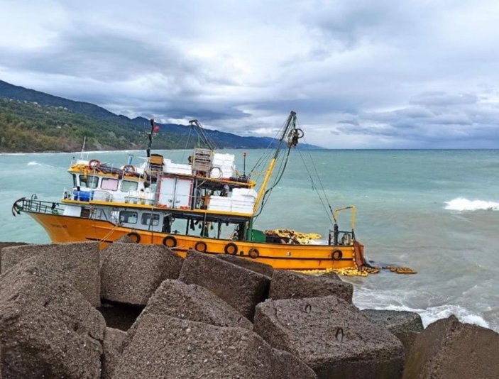 Kastamonu'da kayalıklara oturan teknedeki balıkçılar denize düştü
