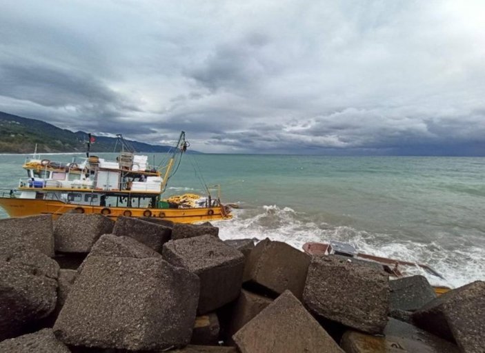 Kastamonu'da kayalıklara oturan teknedeki balıkçılar denize düştü