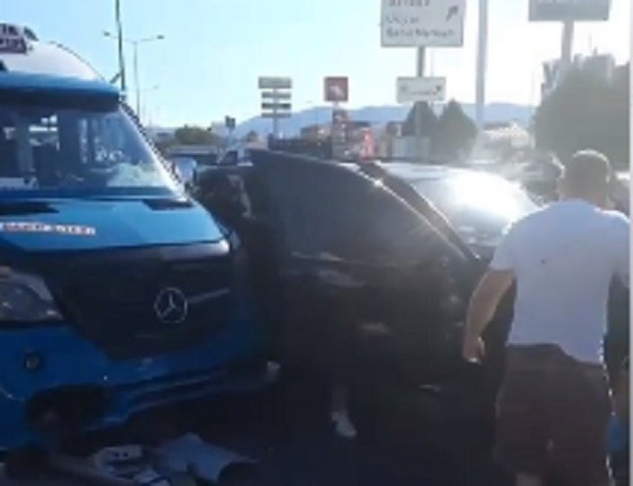 İzmir'de 16 kişinin yaralandığı kaza kamerada