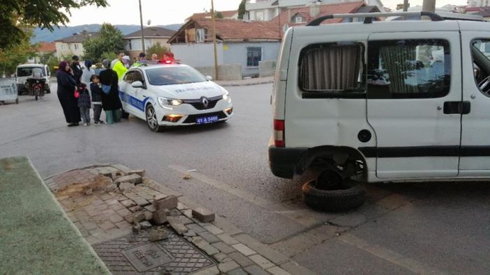 Kocaeli'de kaza yaparak yan yatan aracı vatandaşlar düzeltti