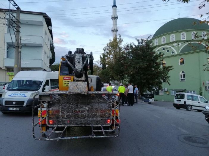 Kocaeli'de kaza yaparak yan yatan aracı vatandaşlar düzeltti