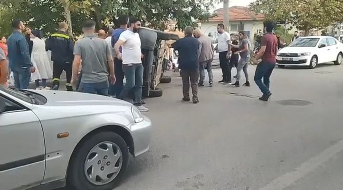 Kocaeli'de kaza yaparak yan yatan aracı vatandaşlar düzeltti
