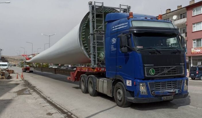 Sivas'ta 80 metre uzunluğundaki pervanelerin geçişi