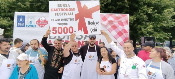Bursa'da börek yeme yarışması: 16 metre yedi, 5 bin lira ödül kazandı
