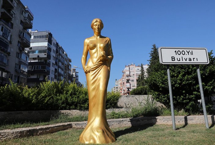 Antalya’da, Yunan tanrıçasının heykelleri caddelere dikildi