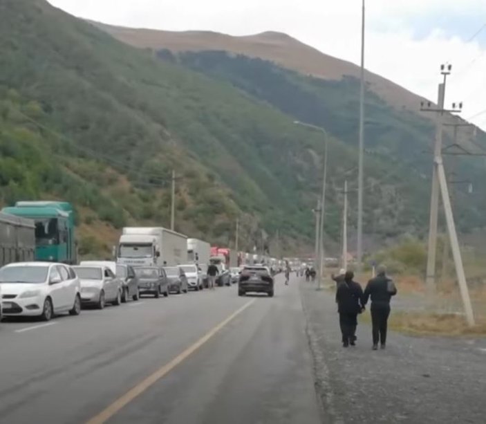Rus vatandaşları, seferberlik ilanından sonra Gürcistan sınırına akın etti