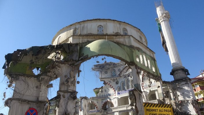 Kocaeli'de 43 yıllık cami yıkıldıktan sonraki ilginç görüntüsüyle dikkat çekiyor