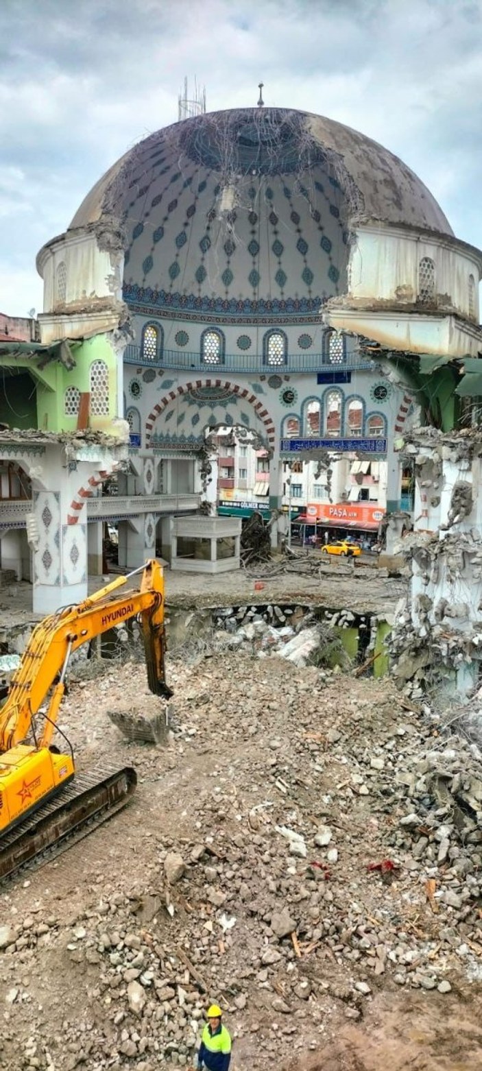 Kocaeli'de 43 yıllık cami yıkıldıktan sonraki ilginç görüntüsüyle dikkat çekiyor