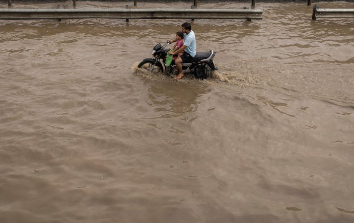 Hindistan’da şiddetli yağışlar nedeniyle ölü sayısı artıyor