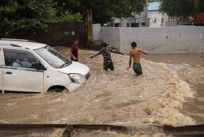 Hindistan’da şiddetli yağışlar nedeniyle ölü sayısı artıyor