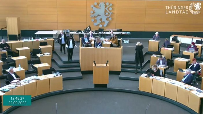 Almanya'da üşüyen milletvekillerine battaniye teklif edildi