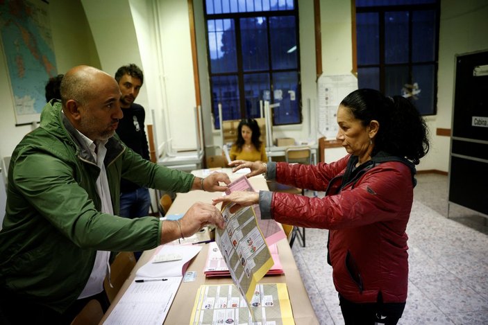 İtalya'da seçmenler, oylarını kullandı