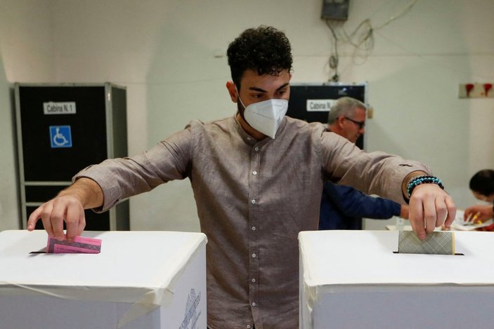 İtalya'da seçmenler, oylarını kullandı