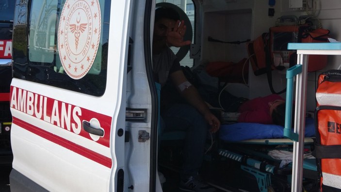 Sancaktepe'de kaputu açılan taksi, zincirleme kazaya neden oldu