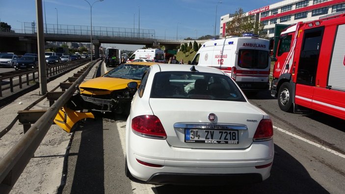 Sancaktepe'de kaputu açılan taksi, zincirleme kazaya neden oldu