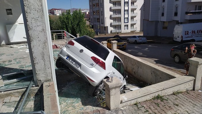 Sivas'ta panikleyen sürücü fren yerine gaza bastı
