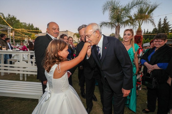 Kemal Kılıçdaroğlu İzmir'de nikah şahidi oldu