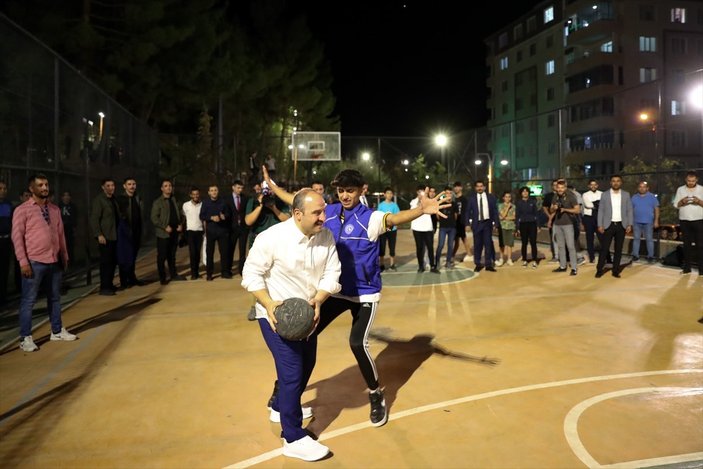 Mustafa Varank, gençlerle basketbol oynadı