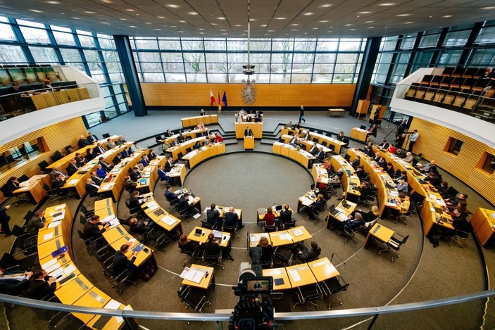 Almanya'da üşüyen milletvekillerine battaniye teklif edildi