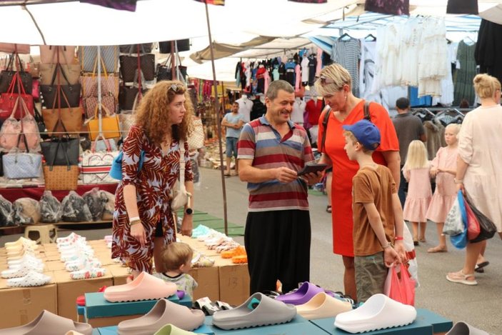 Alanya’ya gelen turistler, semt pazarlarına yoğun ilgi gösteriyor