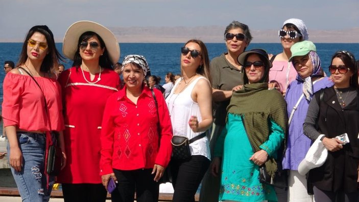 İranlı turistler Van Gölü'ne rağbet göstermeye devam ediyor