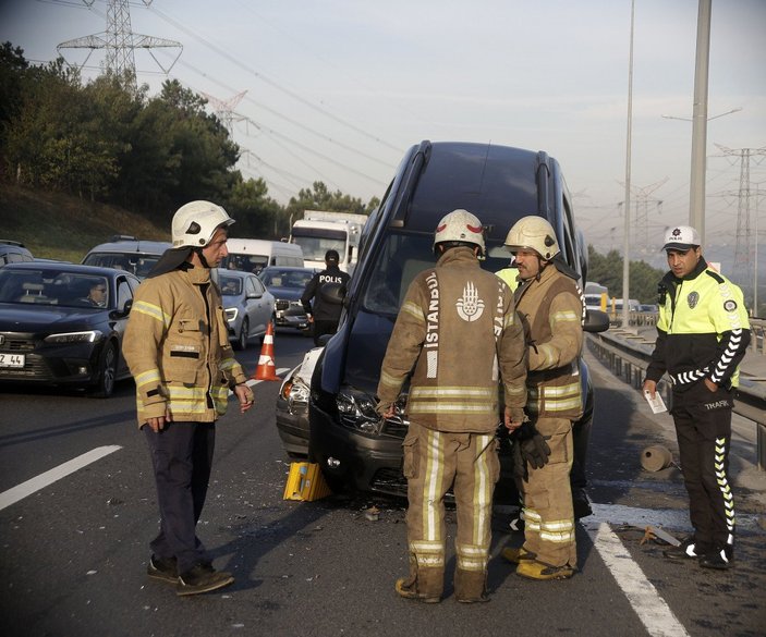 Eyüpsultan’da ilginç kaza: Otomobiller üst üste çıktı